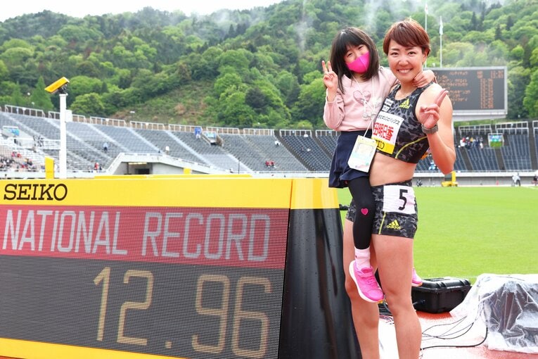 日本新記録で織田記念優勝を決めた寺田明日香選手。タイム表示板の前で撮られた愛娘との2ショット写真が話題に　©AFLO