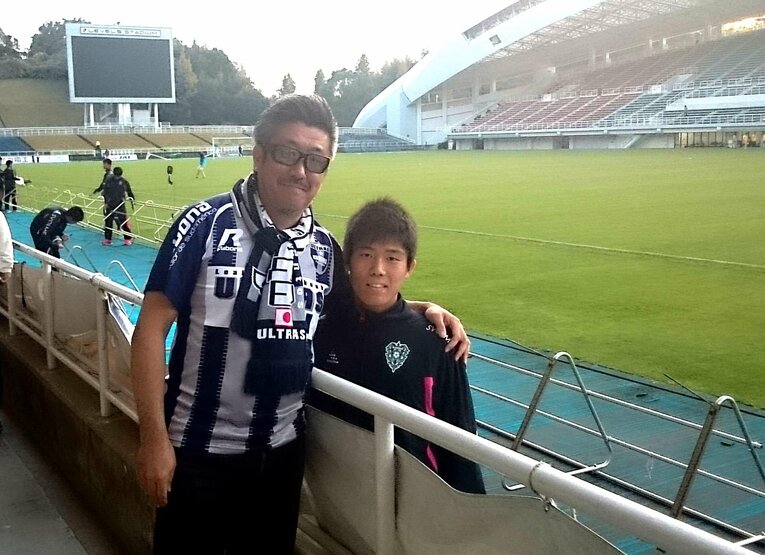 ホームゲーム会場の手伝いに来ていたアビスパ福岡U-15時代の冨安健洋（中3）。当時からサポーターたちの間では将来を期待されていた（写真提供／サポーター山本圭吾さん）