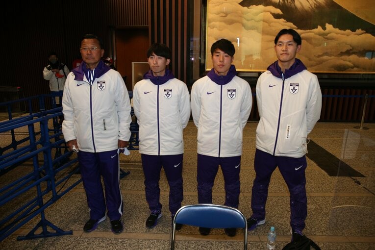 記者会見に呼ばれた監督、アンカー、主将、主務の集合写真では笑顔はなかった（逆転優勝のゴールシーン23/23）　©JMPA