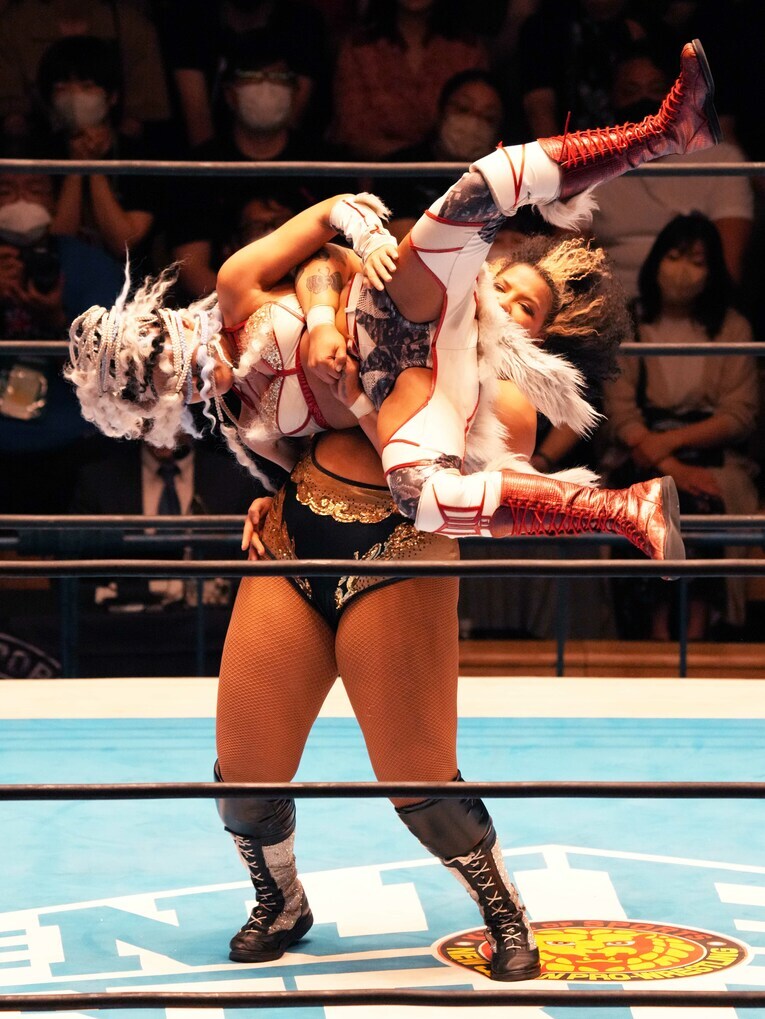 ジュリアを持ち上げるナイチンゲール　©Essei Hara