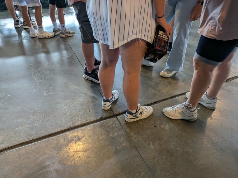 メジャー球場のコンコースで見かけたニューバランス　©Shoko Mizutsugi