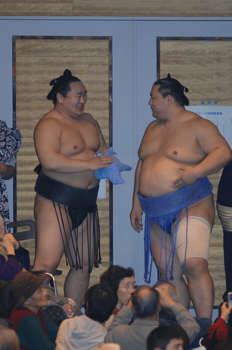 朝青龍と談笑する魁皇　©BUNGEISHUNJU