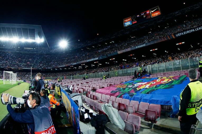 「初めて日本人がバルサのカンプノウで勝利」歴史的瞬間を撮った… 鎌田大地のアシストと献身に感動した理由〈長谷部誠も出場〉(18)