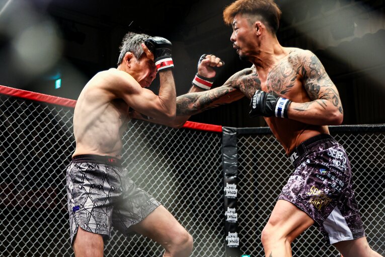 左目にパンチを被弾した大石　©Susumu Nagao