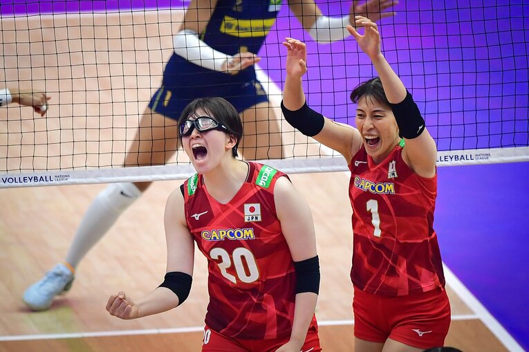 荒木彩花、岩崎こよみ（VNLファイナル準決勝・ブラジル戦）　©︎Volleyball World