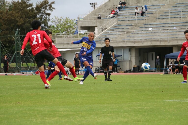 43歳になった今もピッチに立ち続ける　©沖縄SV