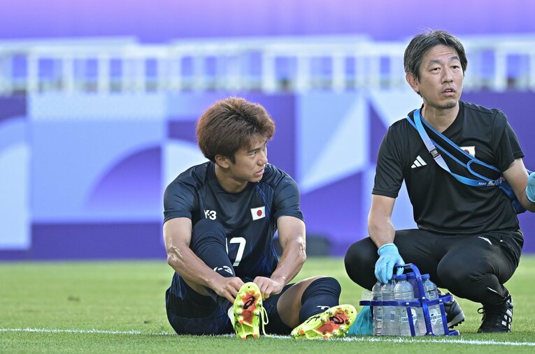 パラグアイの選手の悪質なファウルを受けて、倒れ込む平河（全4枚中の2枚目）　©Takuya Kaneko/JMPA