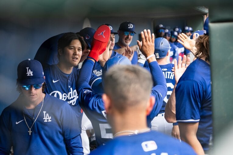 ベッツを祝福する大谷　©Nanae Suzuki