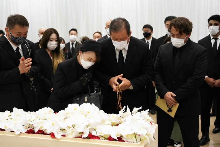 告別式で、かおり夫人とともに猪木さんに別れを告げる藤波