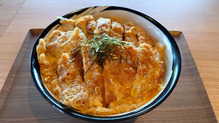 店で提供されているカツ丼。美味しそう…　©Hidenobu Murase