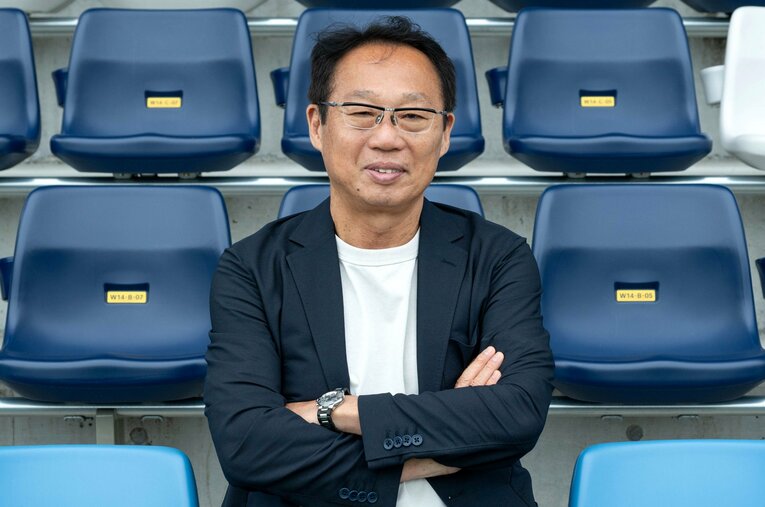 FC今治会長であり、FC今治高校里山の学園長を務める岡田武史。開校3カ月を迎えたFC今治高校での日々を語った ／ photograph by Takashi Shimizu