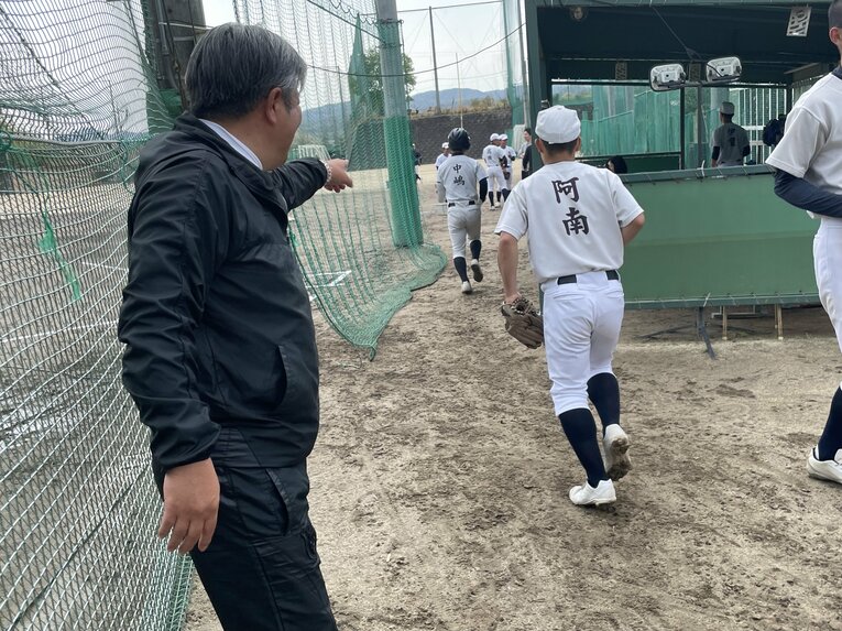 2025年4月撮影、京都廣学館高校コーチ　©︎NumberWeb