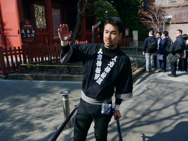 【人力車でバーチャル浅草さんぽ】元ラグビー日本代表…ムキムキの児玉健太郎さんが引く人力車で浅草を回った気になれる！　人力車夫のお仕事風景を見る　©︎Yuki Suenaga