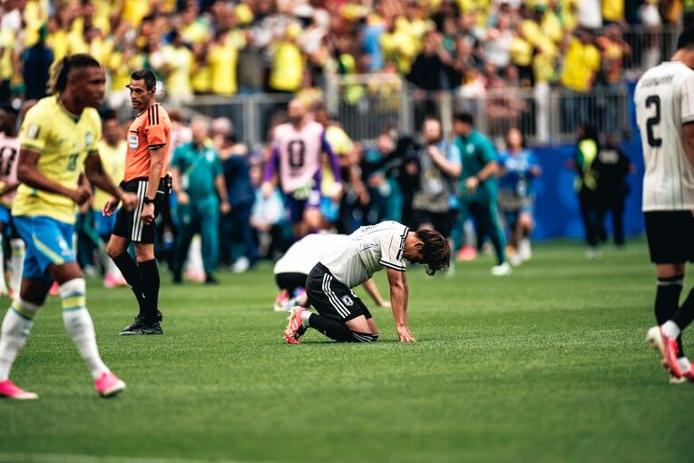 【テレビに映らなかったブラジル戦真相】試合後、涙、涙…ピッチに倒れ込む日本代表選手と励ます仲間たち。森保一監督の“痛恨の表情”も（写真は右に続きます）　©Kiichi Matsumoto/JMPA