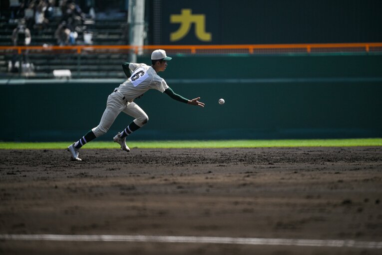 準優勝に輝いた昨年のセンバツで竹内颯平（報徳学園→神戸学院大）が見せた好守　©Nanae Suzuki
