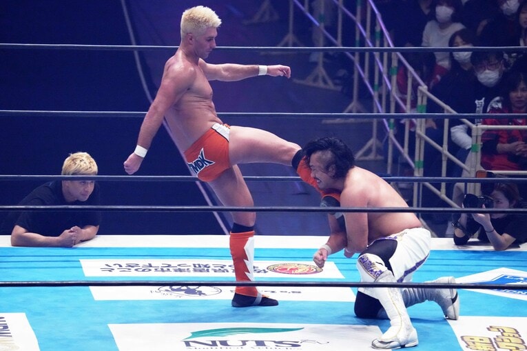 後藤洋央紀の胸元を蹴り上げるザック・セイバーJr.　©Essei Hara