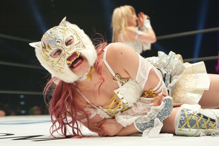 腕の痛みに耐えるスターライト・キッド　©Essei Hara