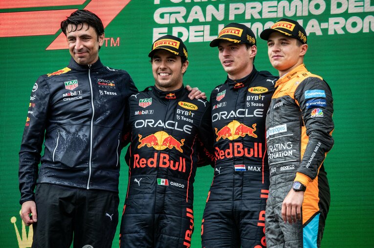 2022年の第4戦エミリア・ロマーニャGPで3位となったノリス（右）。レッドブルのフェルスタッペン、ペレスとともに表彰台にあがった　©︎Getty Images