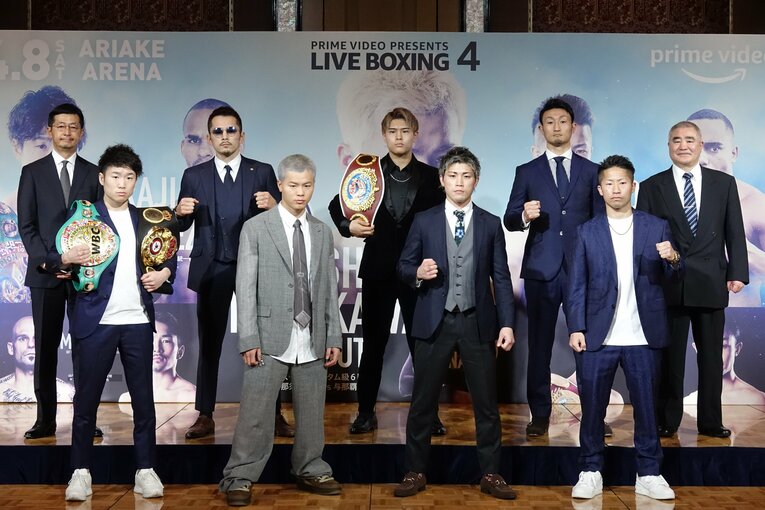 現WBAスーパー・WBC世界ライトフライ級統一王者の寺地拳四朗（前列左）や、元WBC世界バンタム級王者の井上拓真（前列右）らが居並ぶなか、「前列センター」の位置で登壇した那須川天心と与那覇勇気　©Koji Fuse