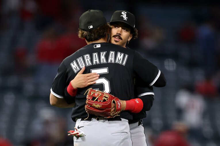 【日米で愛されるムネ写真】仲良しのミゲル・バルガスと勝利を祝ってハグ　©Getty Images