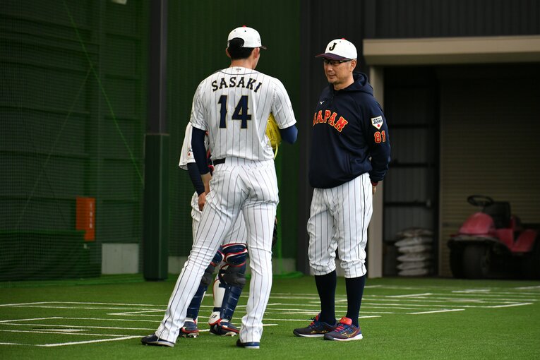 吉井コーチに見守れながら投球練習に臨む佐々木　©︎Hideki Sugiyama