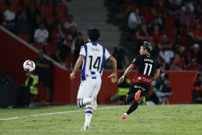 「久保建英と浅野拓磨が笑顔で握手」4年ぶり日本人対決で敗戦にイラ立っても久保がスペイン語で語った「荷車を引くんだ」…カメラマンが見た事実(13)