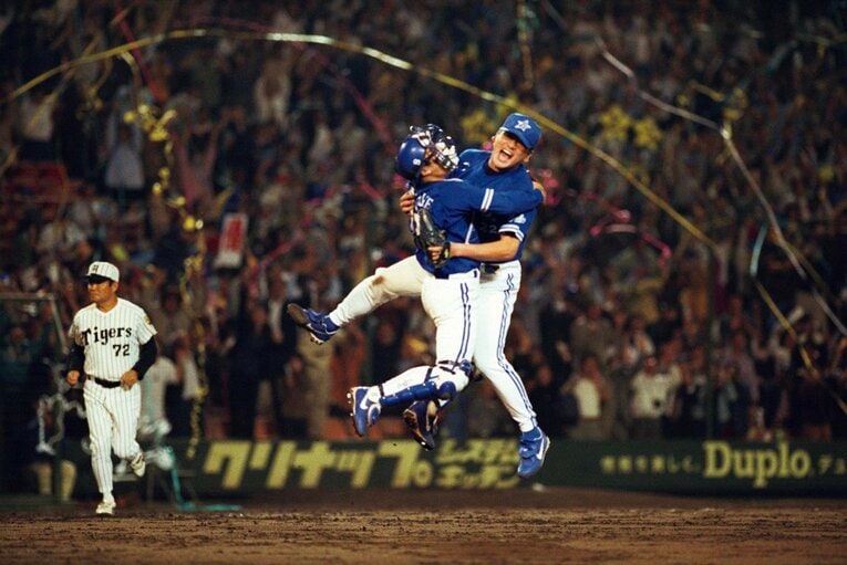 1998年、横浜が38年ぶりにセ・リーグ優勝を決め、谷繁は守護神の佐々木主浩と抱き合って喜んだ　©JIJI PRESS