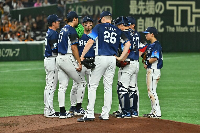 大きな選手たちに囲まれると一際小柄に映る滝澤。しかしその体には大きなパワーを秘めている　©Hideki Sugiyama