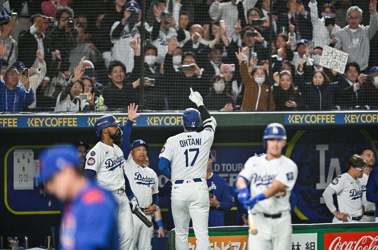 2戦目でホームランを放ち、東京ドームの大歓声に応える大谷翔平 ／ photograph by Nanae Suzuki