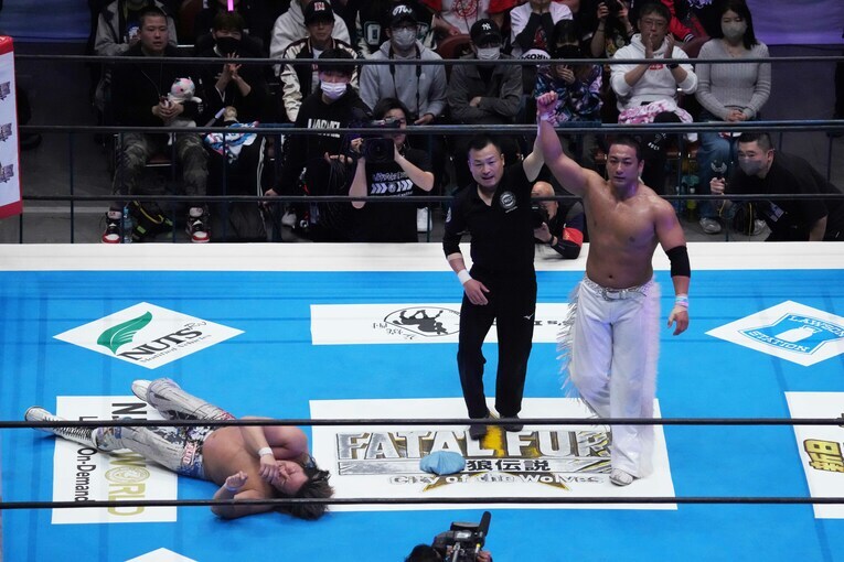 棚橋弘至に勝利した海野翔太　©Essei Hara