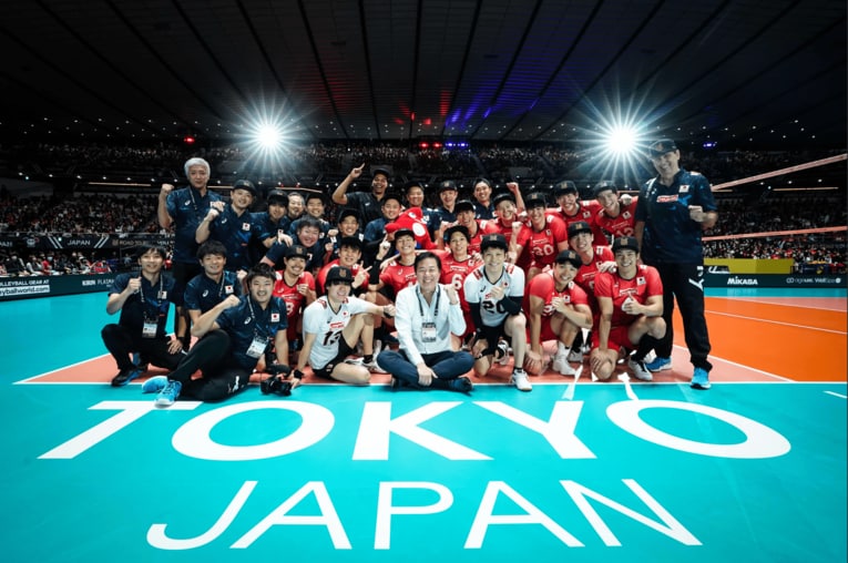 川合俊一会長も参加して集合写真　©︎FIVB