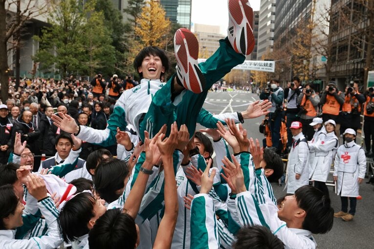 監督、主将に続き、最後の箱根を走れなかった副将の小原を胴上げする選手たち　©JMPA