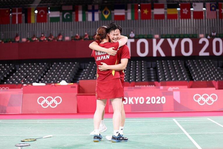 東京五輪で銅メダルを獲得した渡辺・東野のハグ　©Getty Images