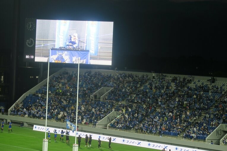 ノリノリでスタジアムを盛り上げたDJ KOO　©︎Tetsuya Urabe