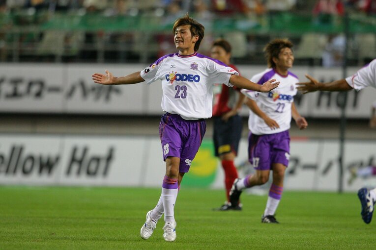 2006年8月26日鹿島アントラーズ戦でJリーグ初得点を記録した青山敏弘（当時20歳）　©︎J.LEAGUE