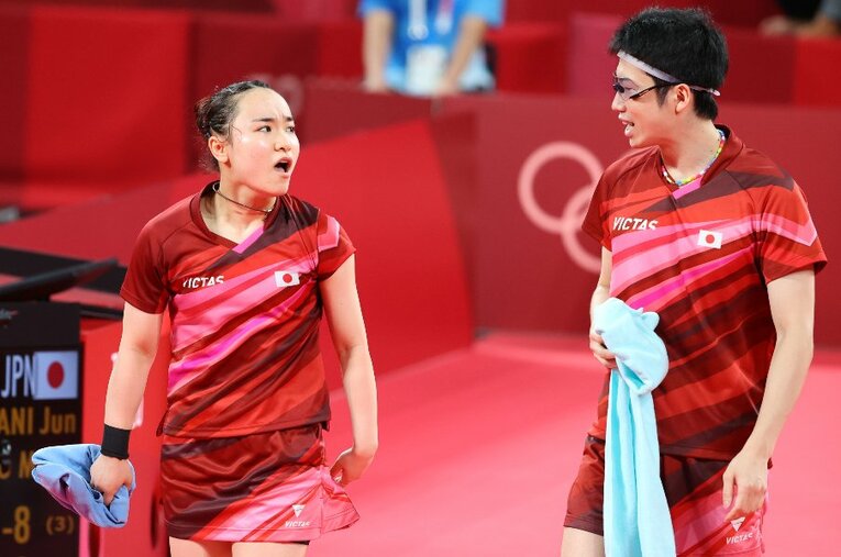 決勝の終盤は中国ペアを圧倒した水谷と伊藤。最強ペアを破り、日本卓球史上初の金メダルを獲得した ／ photograph by Takuya Matsunaga/JMPA