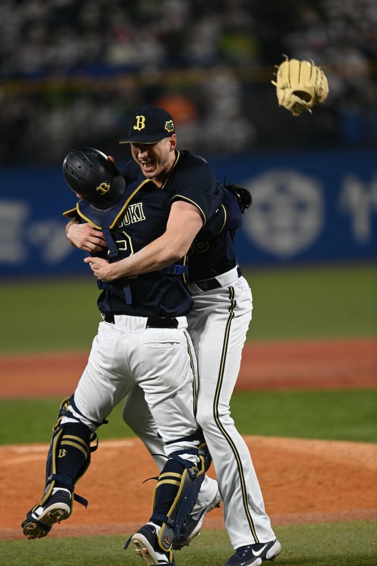 オリックスのクローザーとして日本一のマウンドを託されたワゲスパック。優勝を決めた瞬間、グラブを投げ若月捕手の抱き合った　©︎Naoya Sanuki