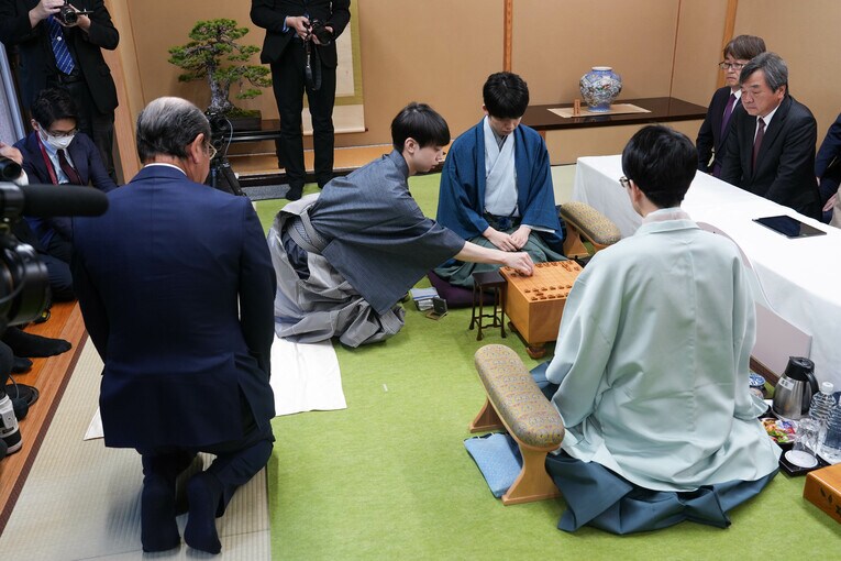 第1局から逆転劇の熱戦となった今期名人戦は、どのような展開となっていくか　©日本将棋連盟