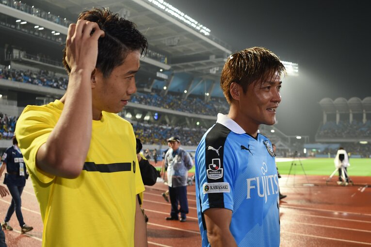 2015年7月、川崎はボルシア・ドルトムントと対戦。C大阪の“後輩”で日本代表でも共闘した香川真司と試合後に語り合う　©Getty Images