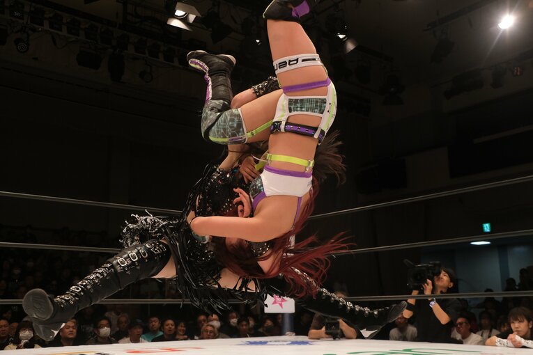 無料中継でも話題を集めた上谷沙弥vsAZM（9月27日）　©Norihiro Hashimoto