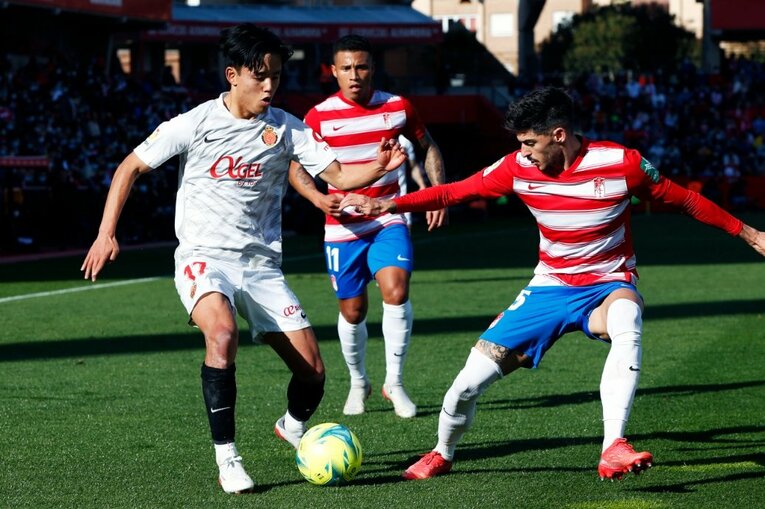 久保建英vsバルサがW杯イヤーのリーガ初戦… 年末の試合で見た「タケの身体の進化」と新星たちの奮起〈撮影者の視点〉(51)