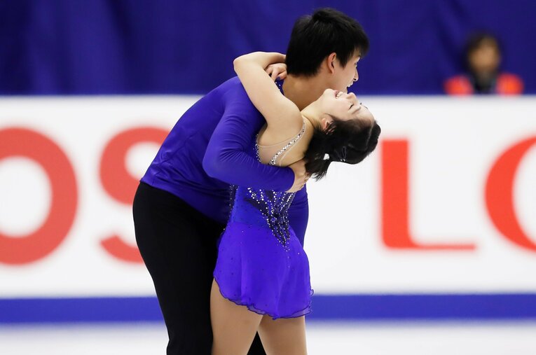 結成1年目、転機となったNHK杯フリー。演技を終えて笑顔で抱き合う三浦璃来と木原龍一 ／ photograph by AFLO