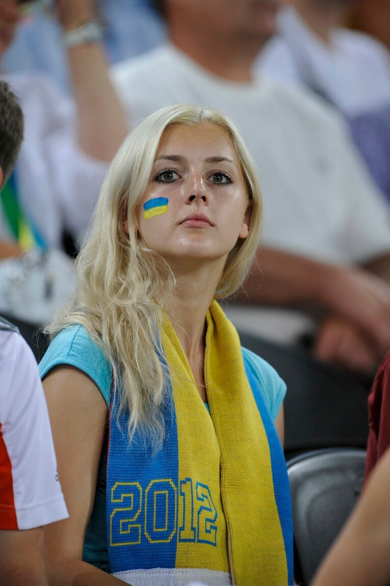 EUROにいた美しい女性サポーターの応援姿（50枚超）　©Sports Graphic Number