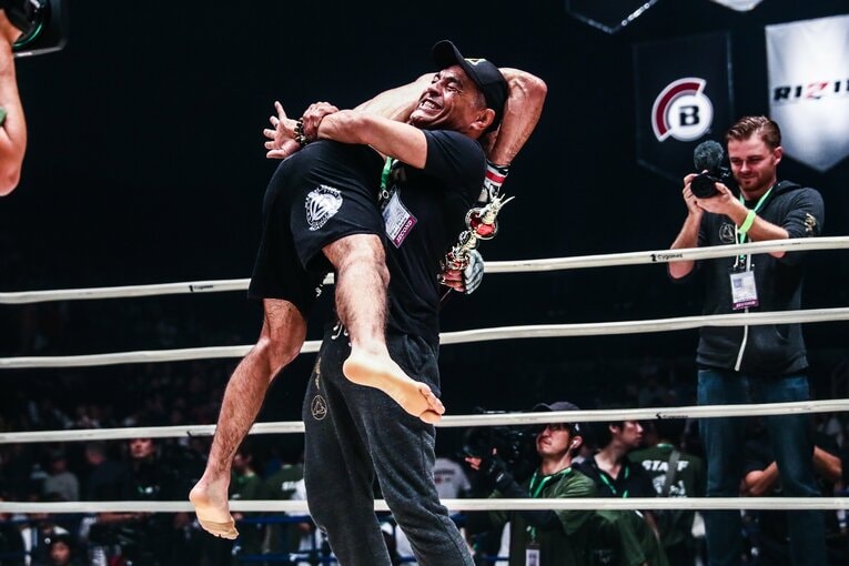 2016年9月、RIZIN2連勝を飾ったクロンを祝福するヒクソン　©RIZIN FF Susumu Nagao