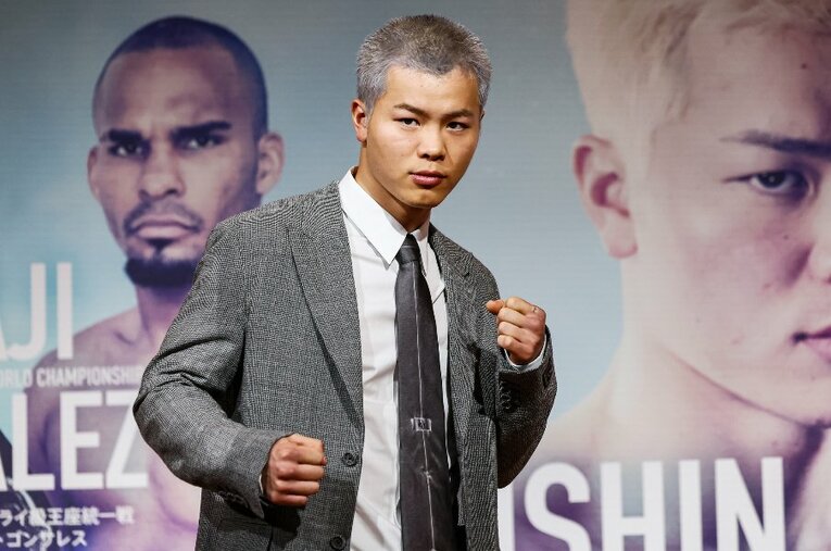 2月13日、刈り上げた髪を銀色に染めて記者会見に臨んだ那須川天心。4月9日のプロボクシング初戦には世界戦を超えるほどの熱視線が注がれている ／ photograph by Susumu Nagao