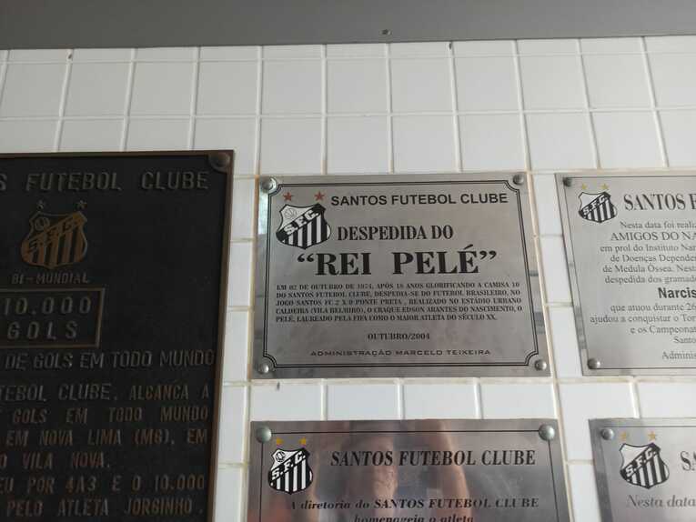 1974年10月2日、ペレがサントスでのラストゲームでプレーしたことを示す記念のプレート（スタジアム内）©Hiroaki Sawada