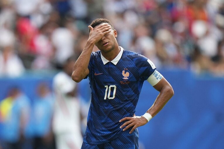W杯3位決定戦で0-4とイングランドに圧倒された前半、チャンスを逃したエムバペ。フランスメディアでは前半についてありとあらゆる悪口が流れた ／ photograph by Getty Images