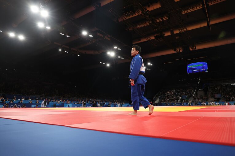 試合後、戸惑いの表情を浮かべる永山。畳の上に約5分間居座って誤審をアピールしたが、判定は覆らなかった　©JMPA