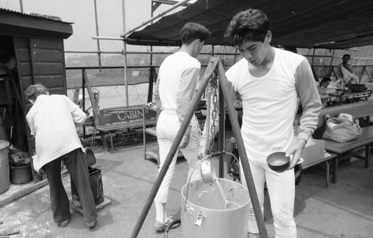 日本ハム2軍密着（1988年）。昼食は弁当味噌汁はマメタンで適温にお代わり自由 　©BUNGEISHUNJU