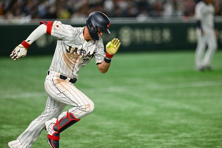 土まみれユニフォームで全力疾走　©Nanae Suzuki